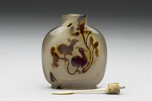 瑪瑙巧雕荷塘清趣鼻煙壺