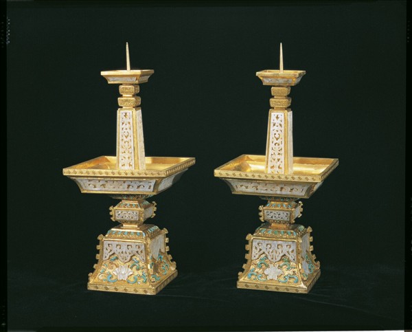 銅鍍金嵌白玉、綠松石及料片五供-燭台（一對）