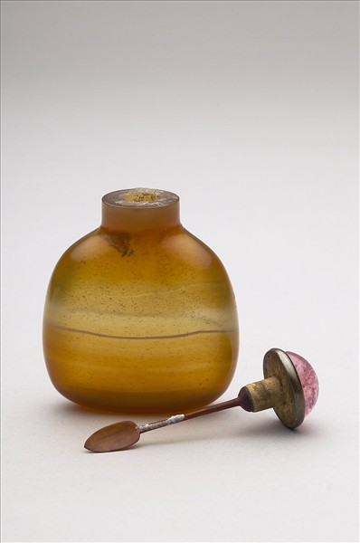 天然玉帶紋瑪瑙鼻煙壺