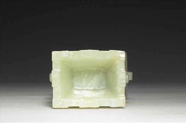 玉獸面紋雙耳方瓶