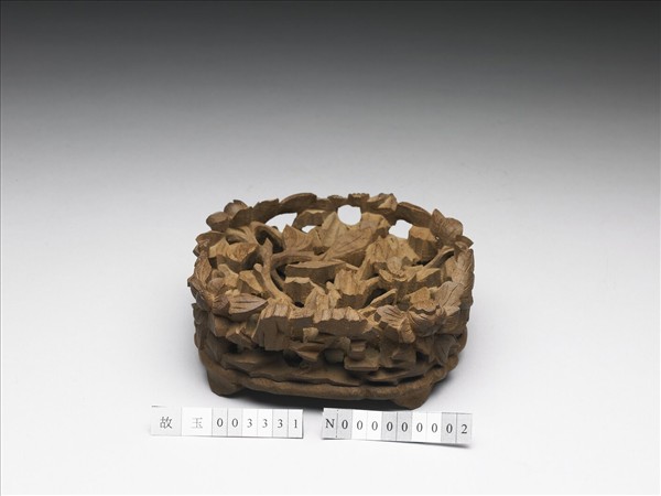 花葉紋四足木座