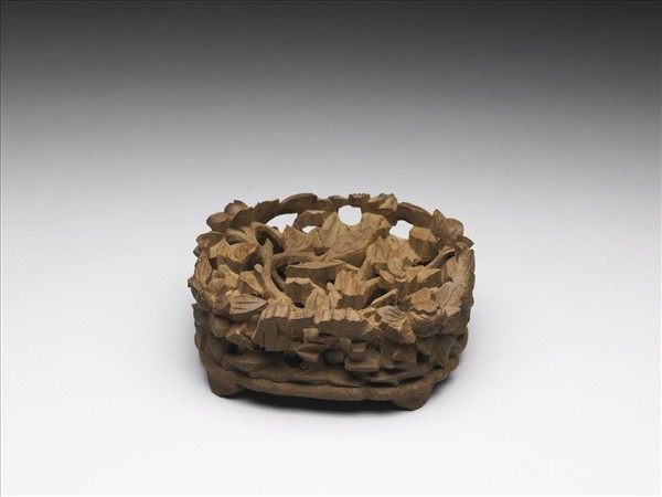 花葉紋四足木座