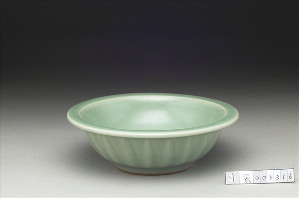 龍泉窯 青瓷雙魚蓮瓣紋洗