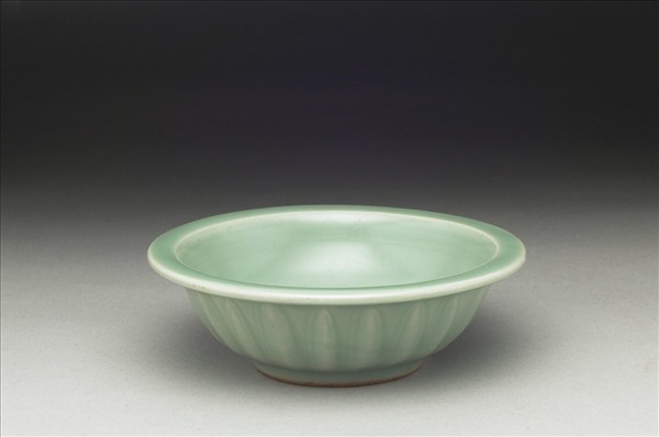 龍泉窯 青瓷雙魚蓮瓣紋洗