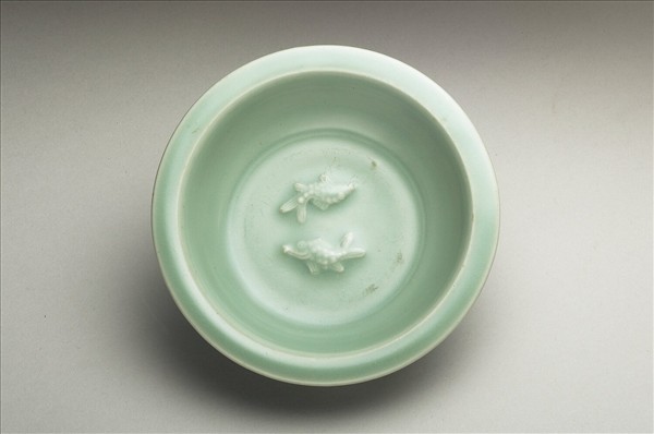 龍泉窯 青瓷雙魚蓮瓣紋洗