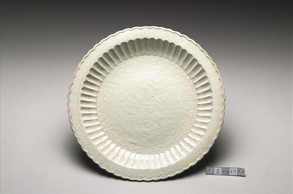 定窯 白瓷印花牡丹百摺盤