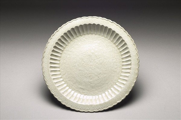 定窯 白瓷印花牡丹百摺盤