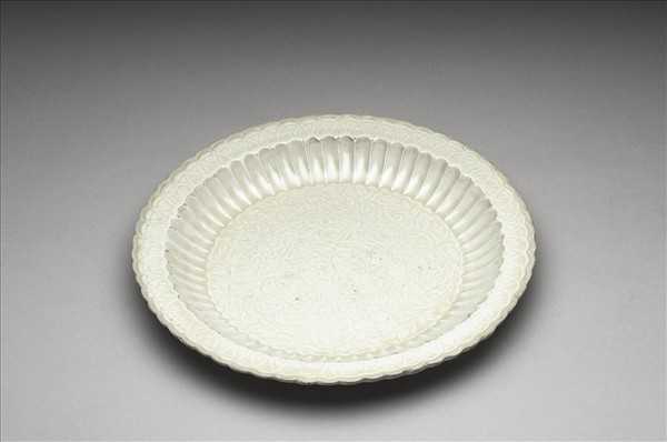 定窯 白瓷印花牡丹百摺盤