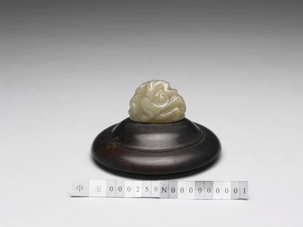 螭虎啣芝紋玉頂