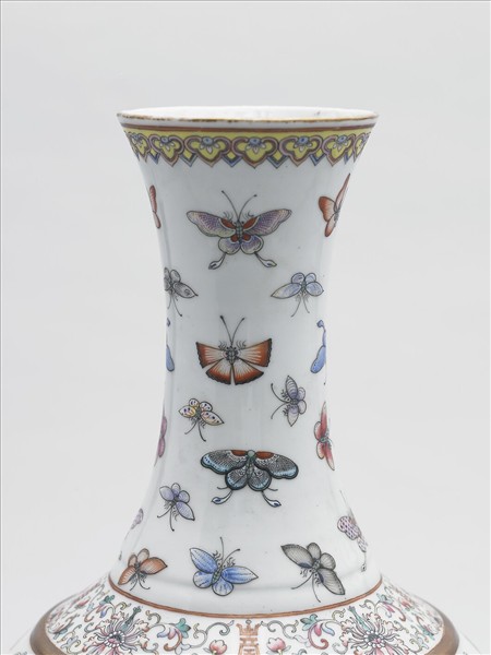 粉彩百蝶紋瓶