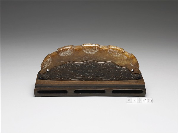 雕紋玉璜（局部紋飾後代加琢）