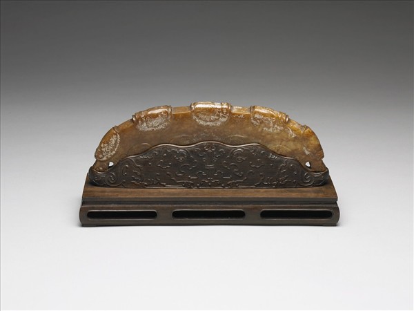 雕紋玉璜（局部紋飾後代加琢）