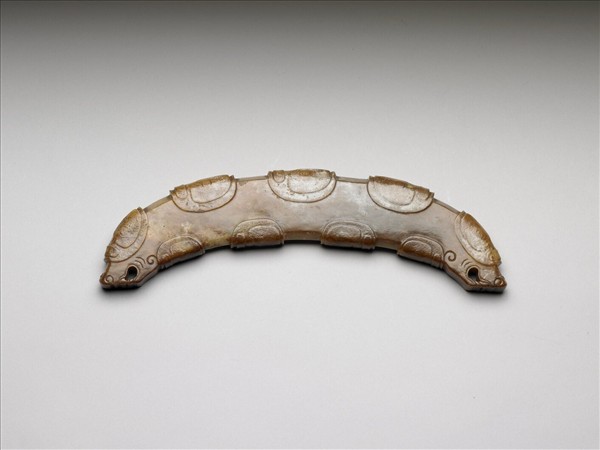 雕紋玉璜（局部紋飾後代加琢）