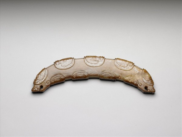 雕紋玉璜（局部紋飾後代加琢）