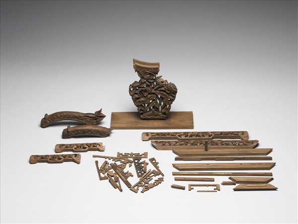 沉香荷花紋木座