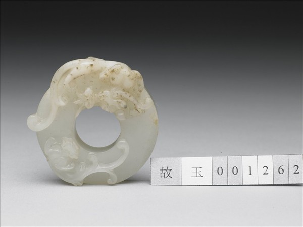 雙螭乳丁紋玉璧