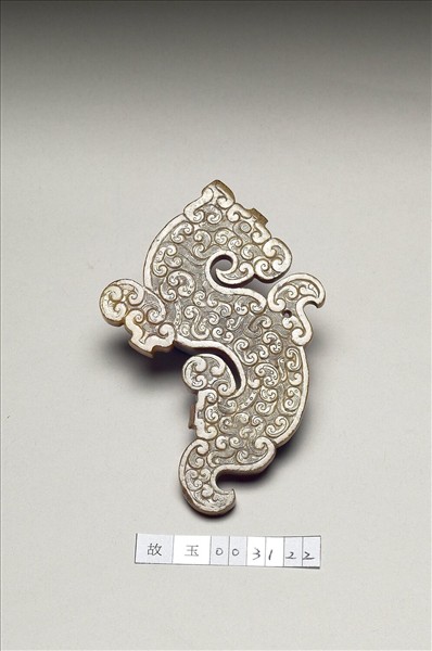 玉龍佩（紋飾後加）