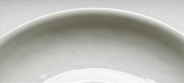 甜白釉雲龍紋盤