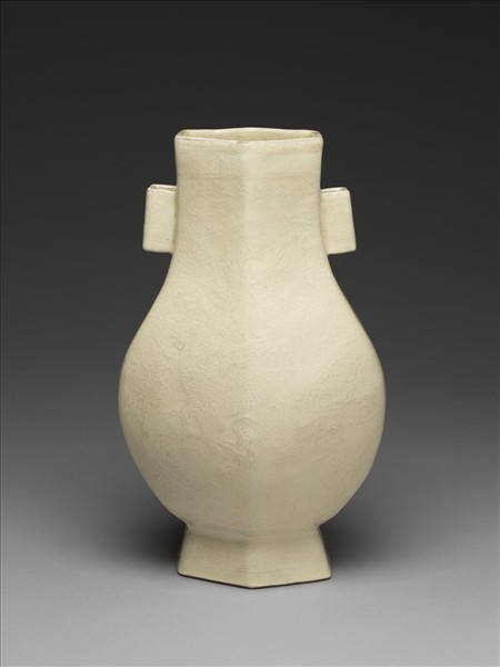 白瓷印花雲龍紋貫耳壺