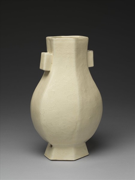 白瓷印花雲龍紋貫耳壺