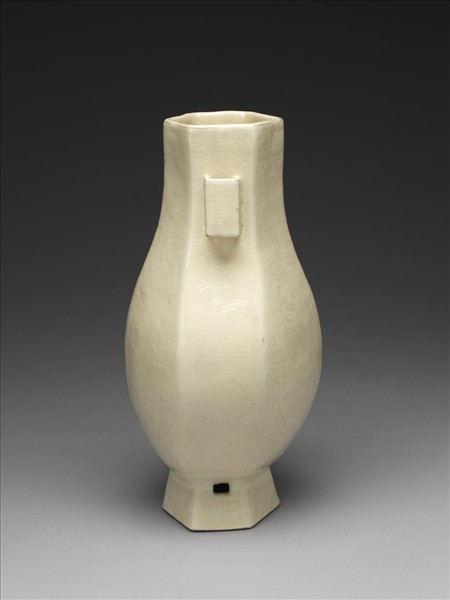 白瓷印花雲龍紋貫耳壺