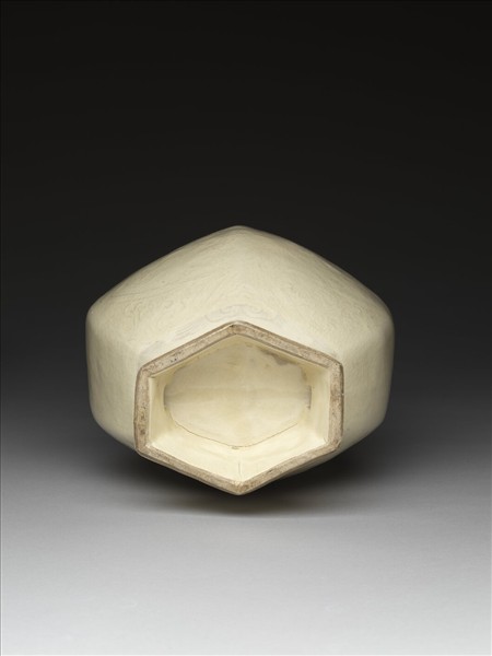 白瓷印花雲龍紋貫耳壺