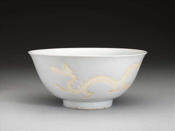 甜白釉龍紋碗