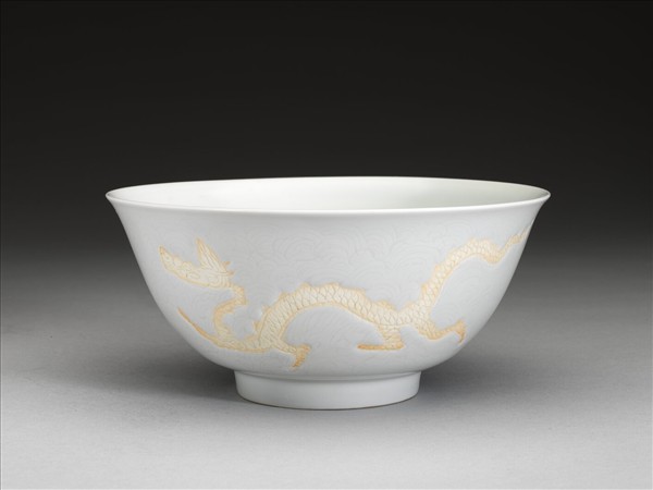 甜白釉龍紋碗