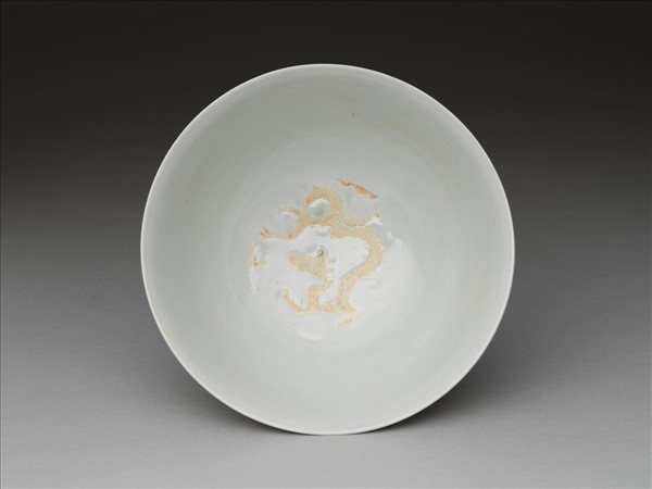甜白釉龍紋碗