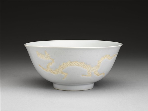 甜白釉龍紋碗