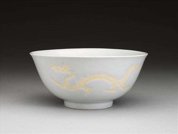 甜白釉龍紋碗