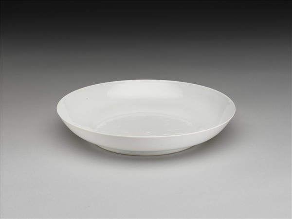 甜白釉番蓮八寶紋盤