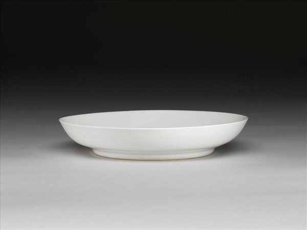 甜白釉番蓮八寶紋盤