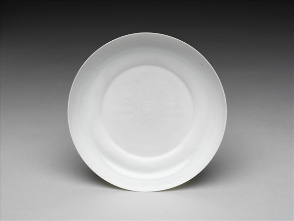 甜白釉番蓮八寶紋盤