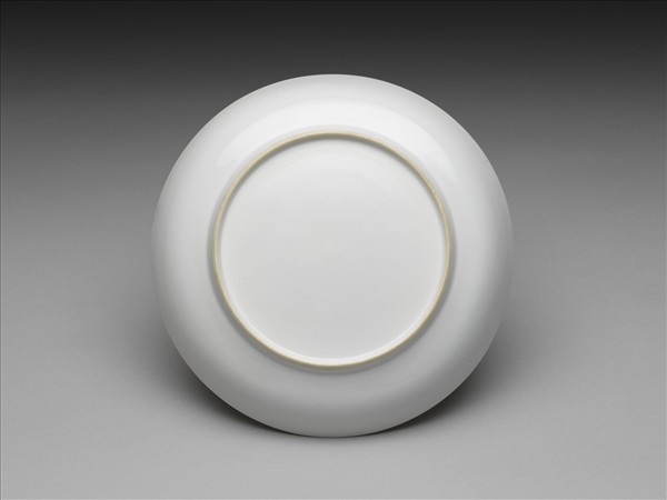 甜白釉番蓮八寶紋盤