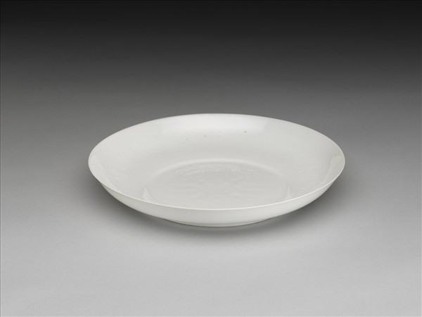 甜白釉番蓮八寶紋盤