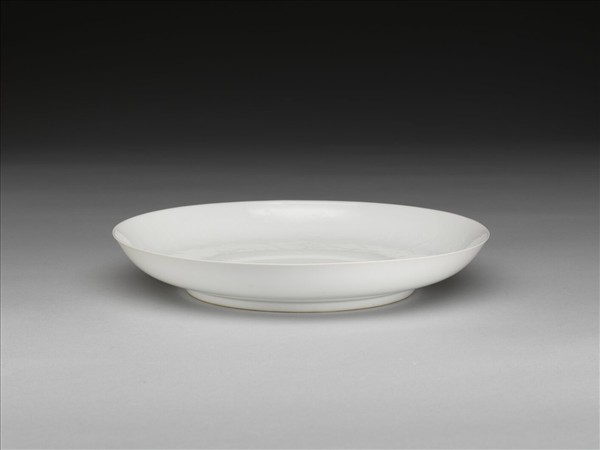 甜白釉番蓮八寶紋盤