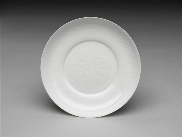 甜白釉番蓮八寶紋盤