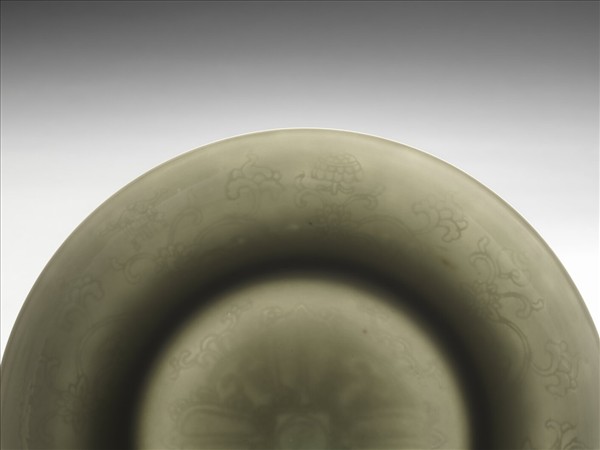 甜白釉番蓮八寶紋盤