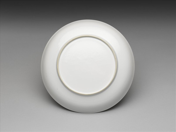 甜白釉番蓮八寶紋盤