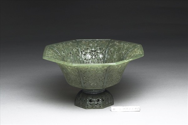 玉鏤空花八角形碗