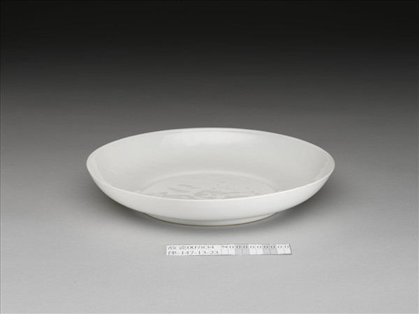 甜白釉番蓮八寶紋盤