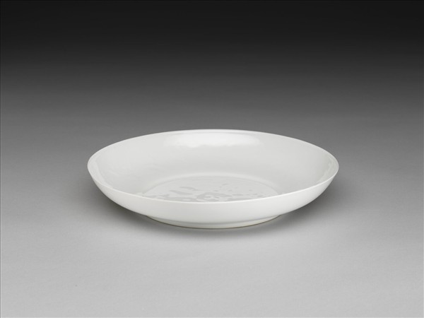 甜白釉番蓮八寶紋盤