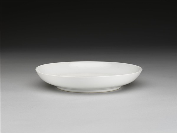 甜白釉番蓮八寶紋盤