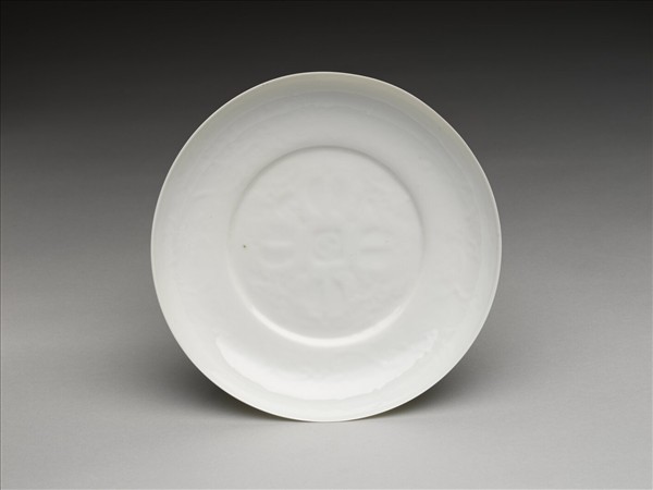 甜白釉番蓮八寶紋盤