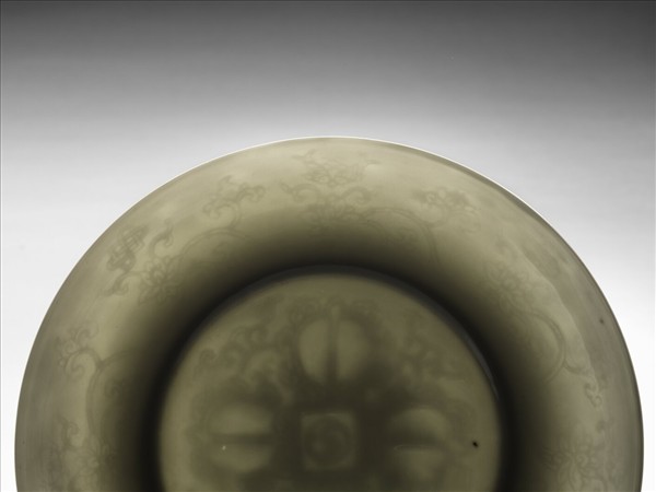 甜白釉番蓮八寶紋盤