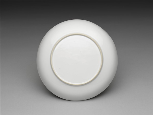 甜白釉番蓮八寶紋盤