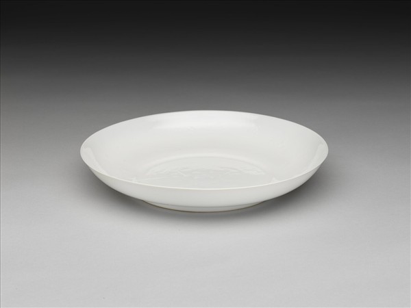 甜白釉番蓮八寶紋盤