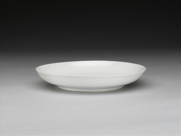 甜白釉番蓮八寶紋盤