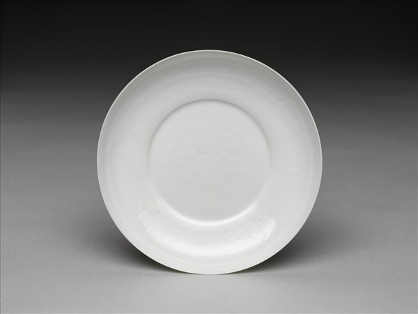 甜白釉番蓮八寶紋盤